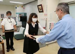 感謝状を受け取る吉澤さんら
