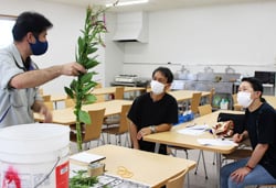 熱心に出荷作業の説明を受ける受講者