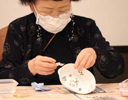 陶器を作成する参加者