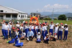 上田市東塩田小　5年生がタマネギ収穫・作業体験