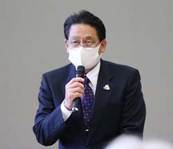 司会を務める由井専務