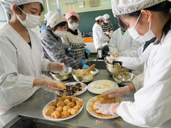 つぼみの会メンバーに教わりながらみんなで協力してつくるおはぎつくり