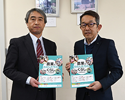 山崎教育長(左)に教材を寄贈した立岩支所長（右）