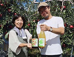 発売した「シモスワシードル」を手にする松澤さん（左）と岩井さん