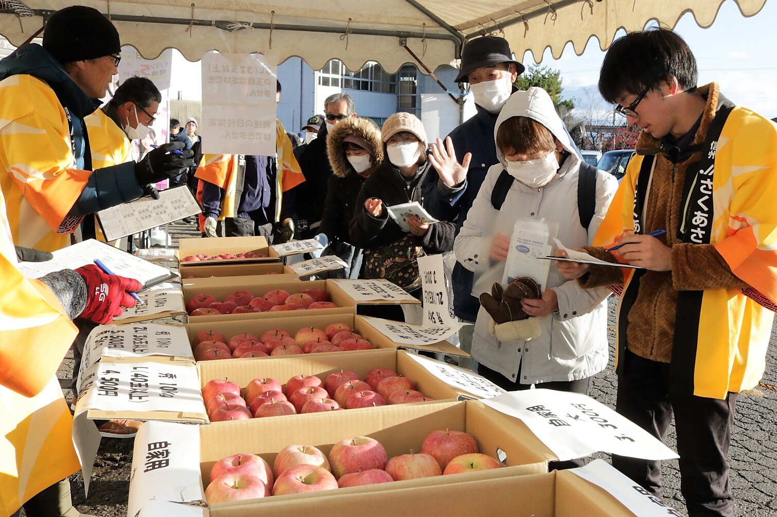 旬の味覚を求めて たてしなサンふじ即売会 | 県内JAの話題 | JA長野県