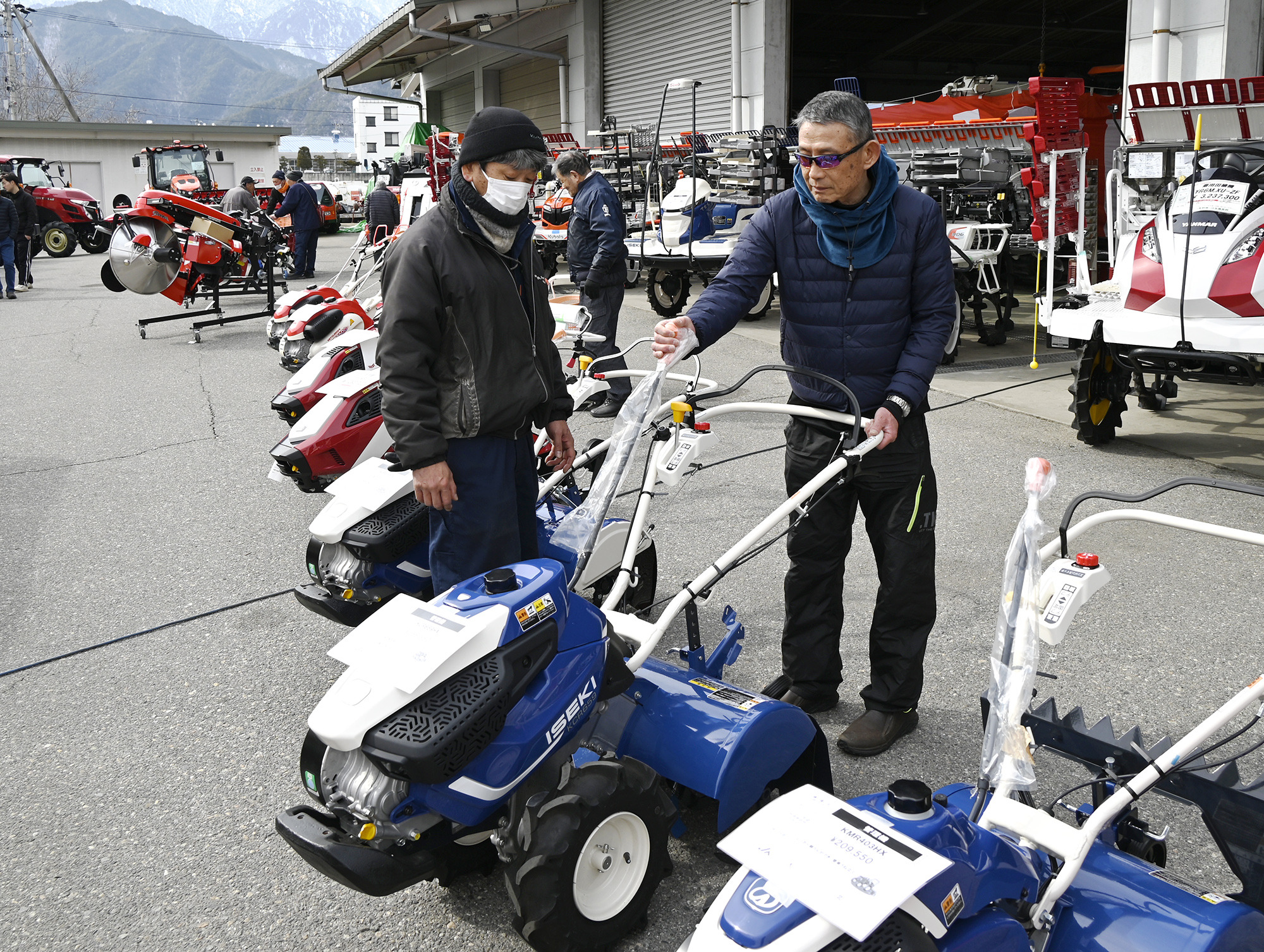 見て触れて機械の性能確認「春の展示会」開催 | 県内JAの話題 | JA長野