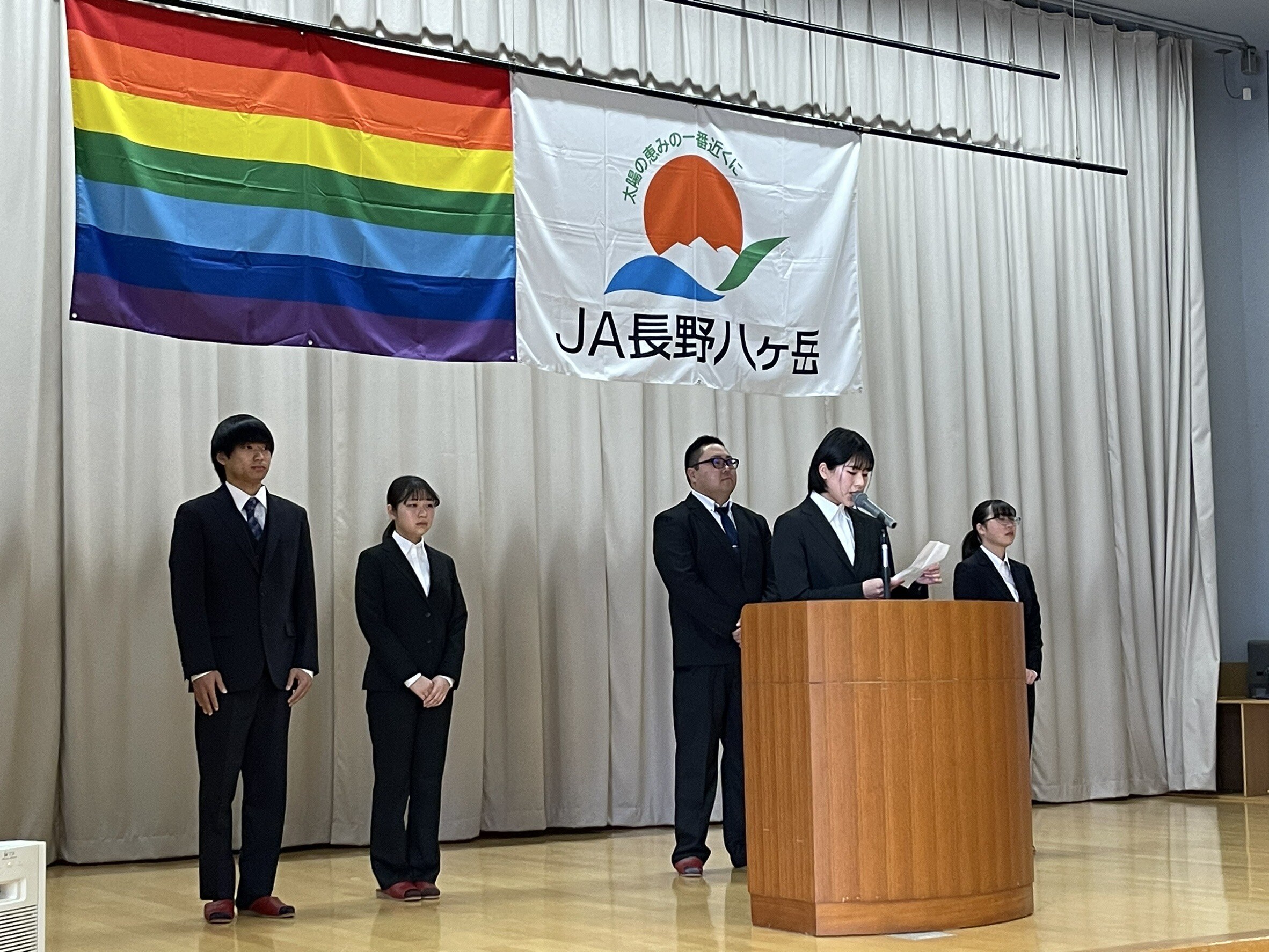 抱負を語る秋吉柚音さん