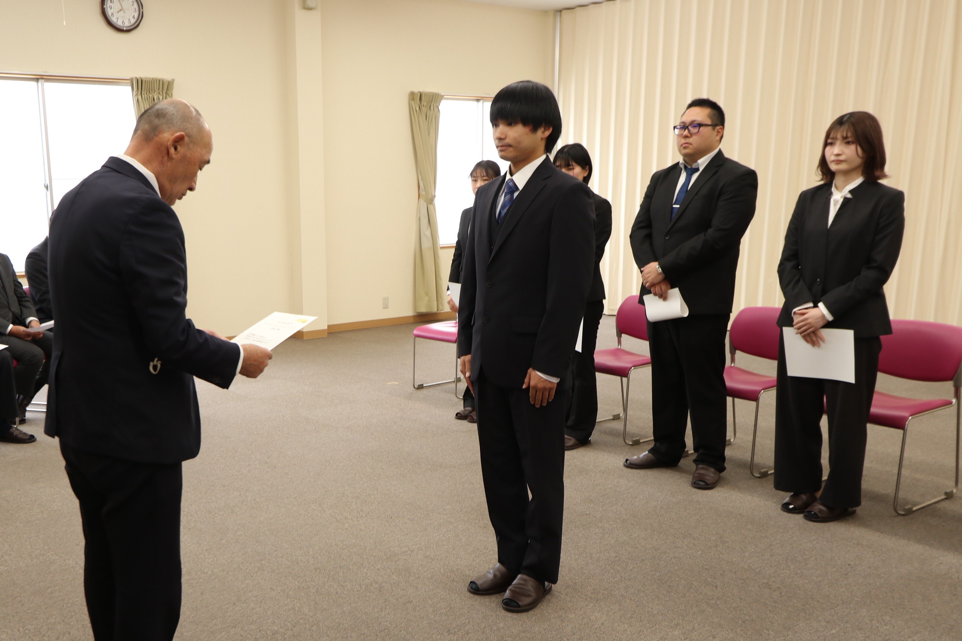 津金組合長から辞令を受ける新採用職員