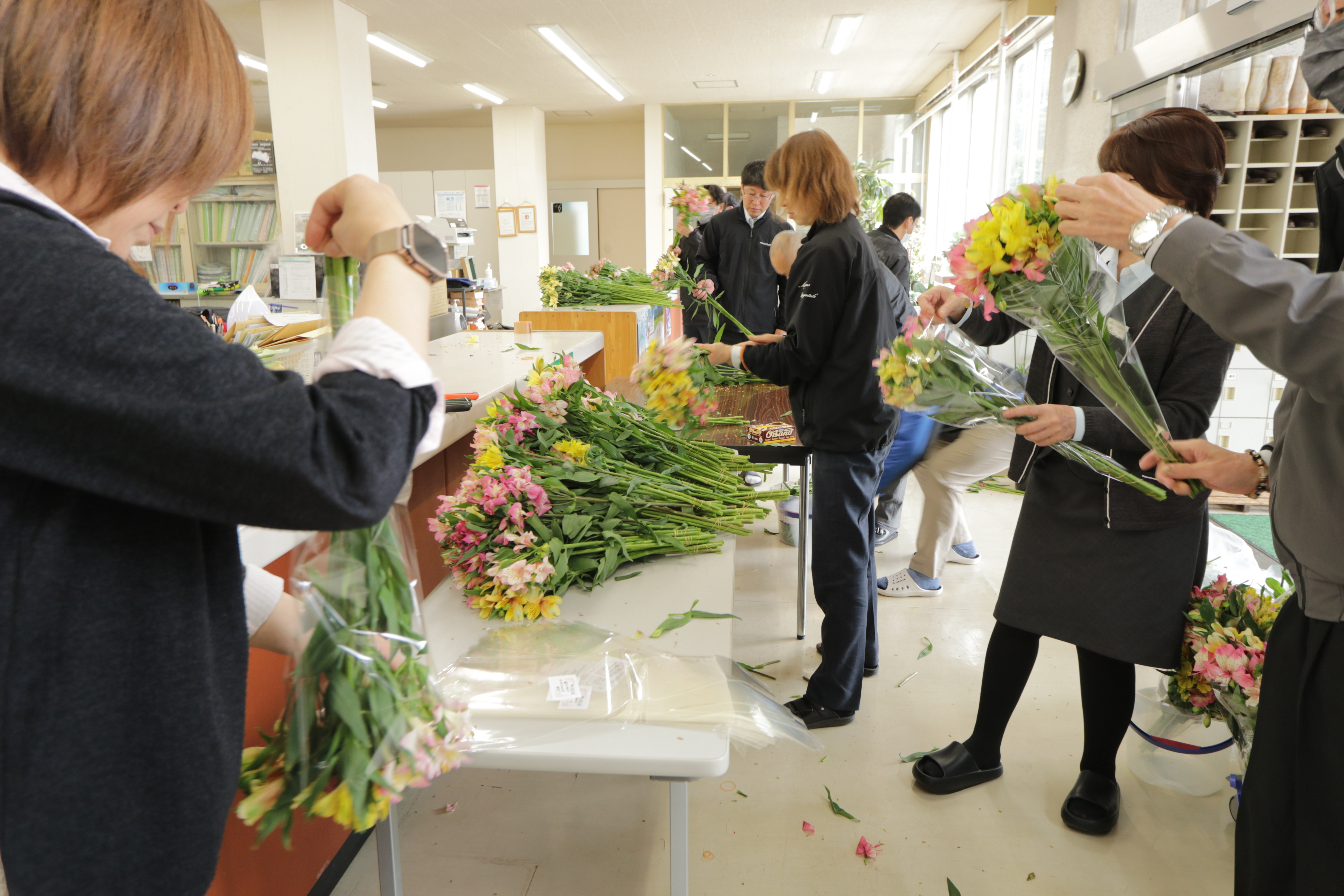 花束を準備する農業部職員