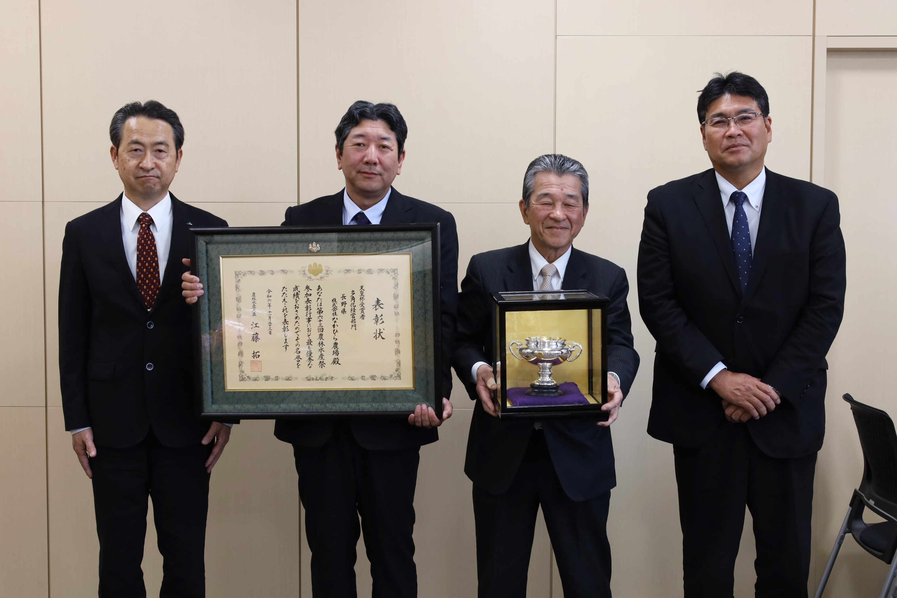 受賞を祝福した報告会　中平社長（中央左）寺沢組合長（中央右）（長野県飯田市で）