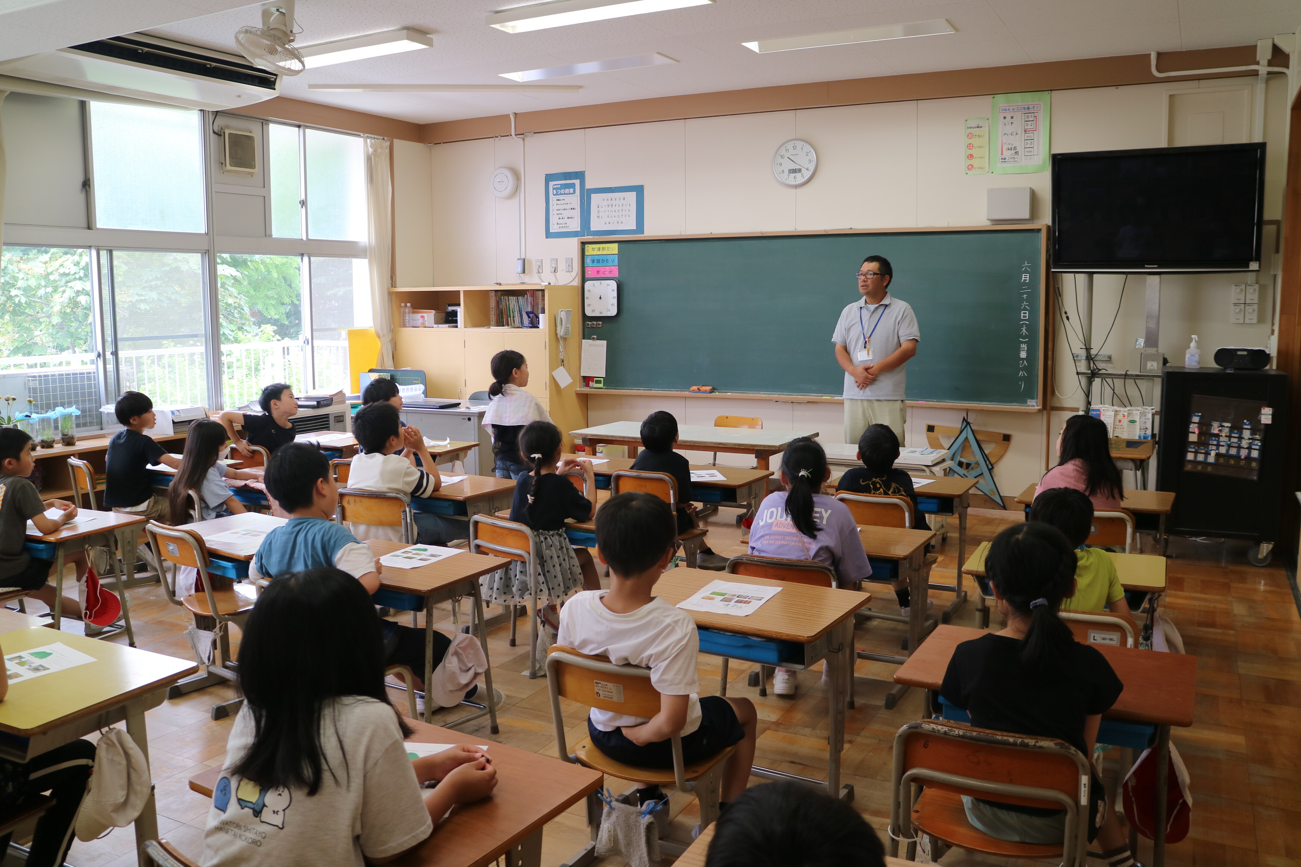 担当技術員に質問する児童ら