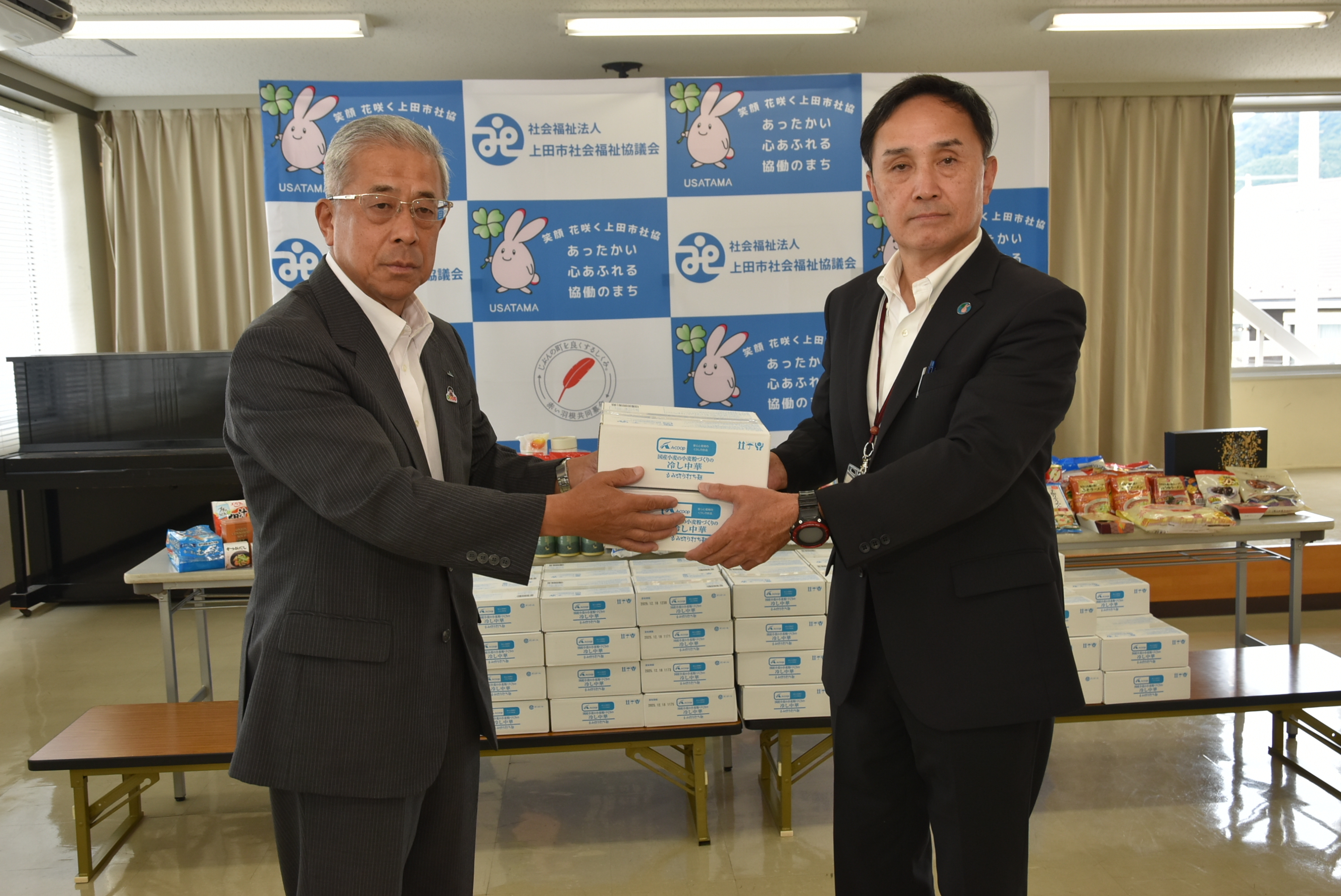 冷し中華を手渡す眞島組合長