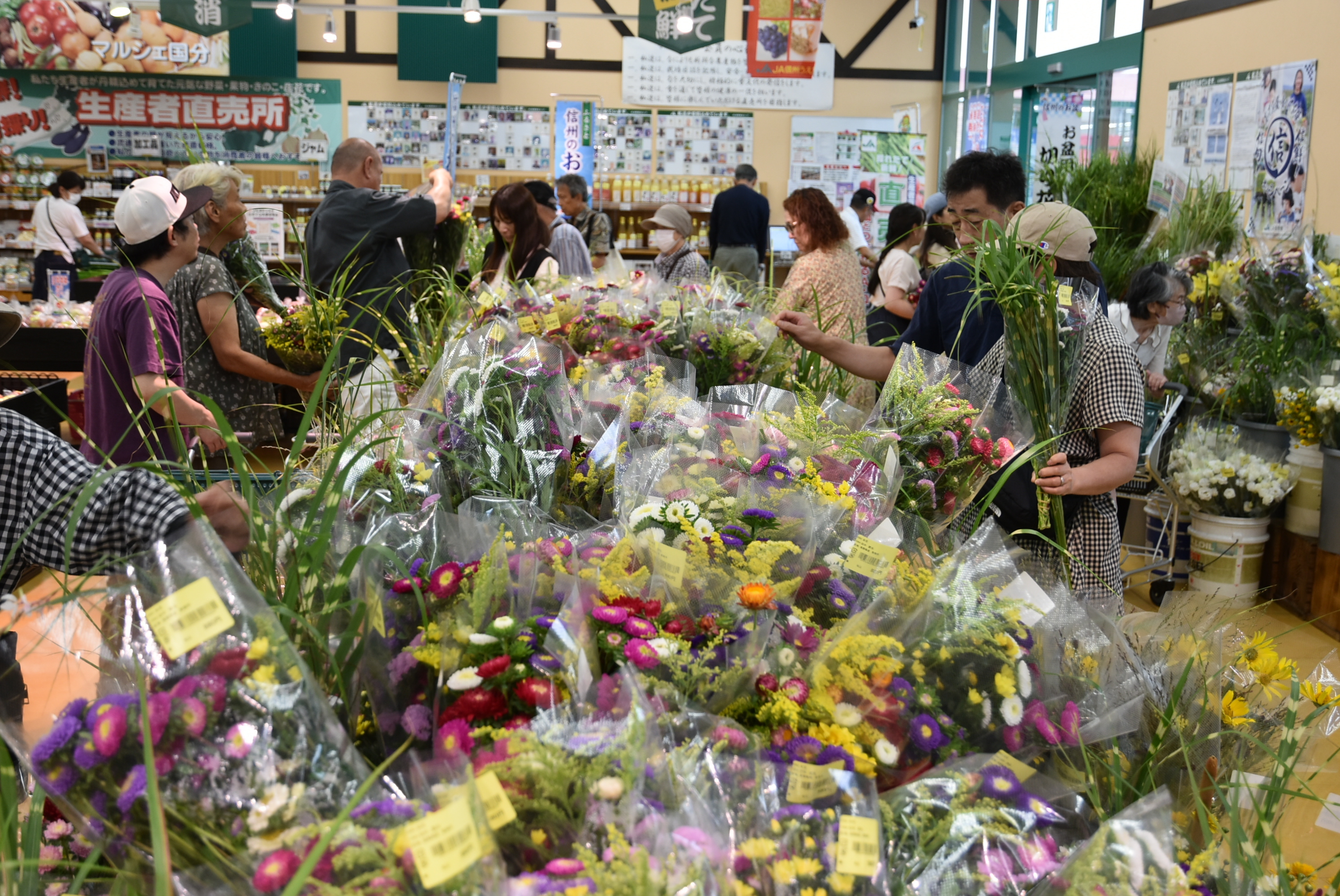 マルシェ国分で盆花を買い求める来店客