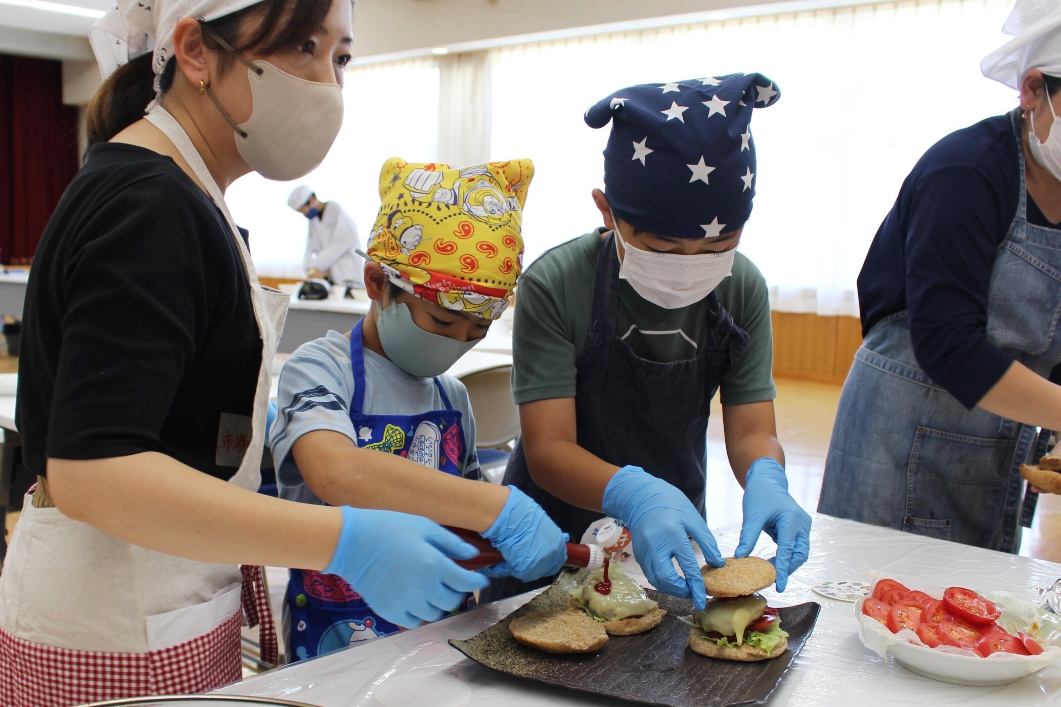 地元産小麦でつくったバンズでハンバーガーづくり