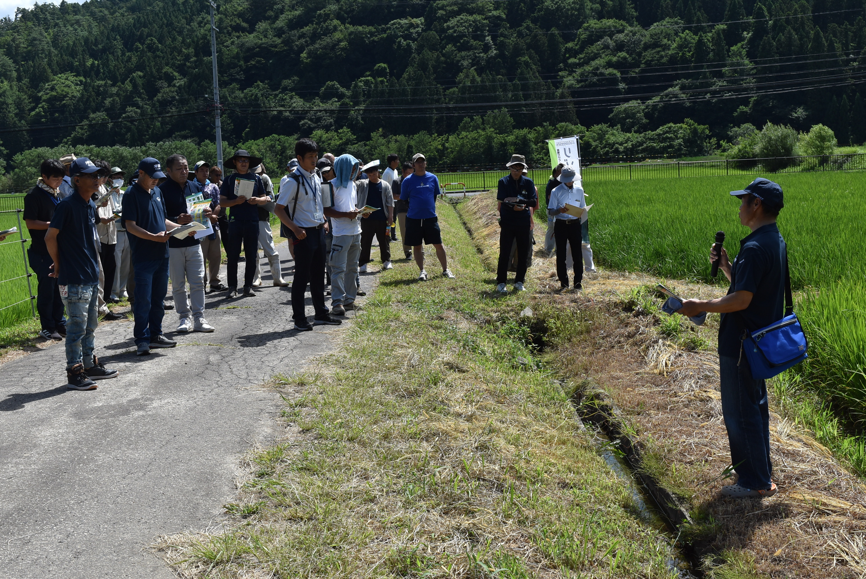 説明する荒井副部会長
