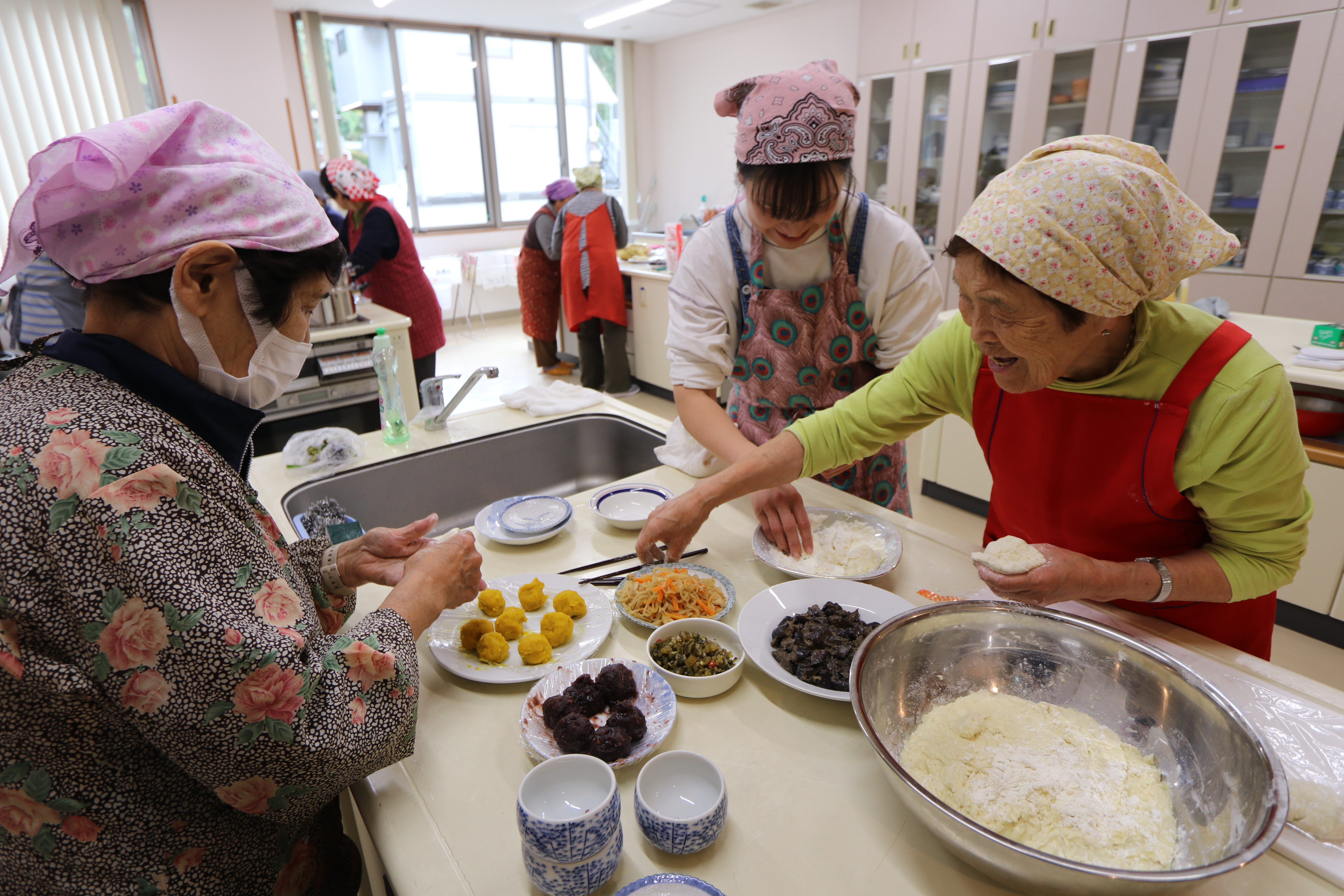 おやきを作る部員
