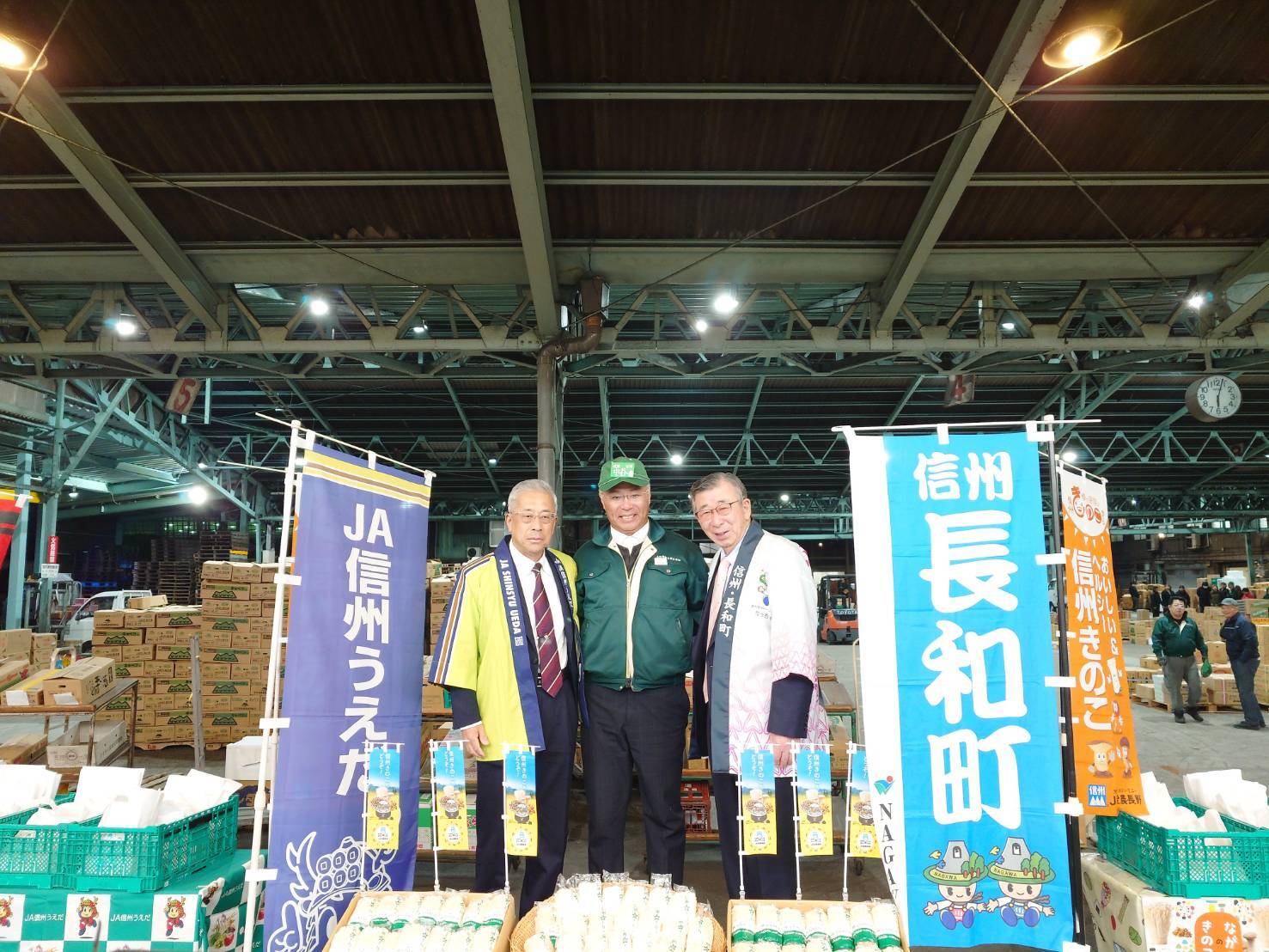 市場でトップセールスする眞島組合長（左）