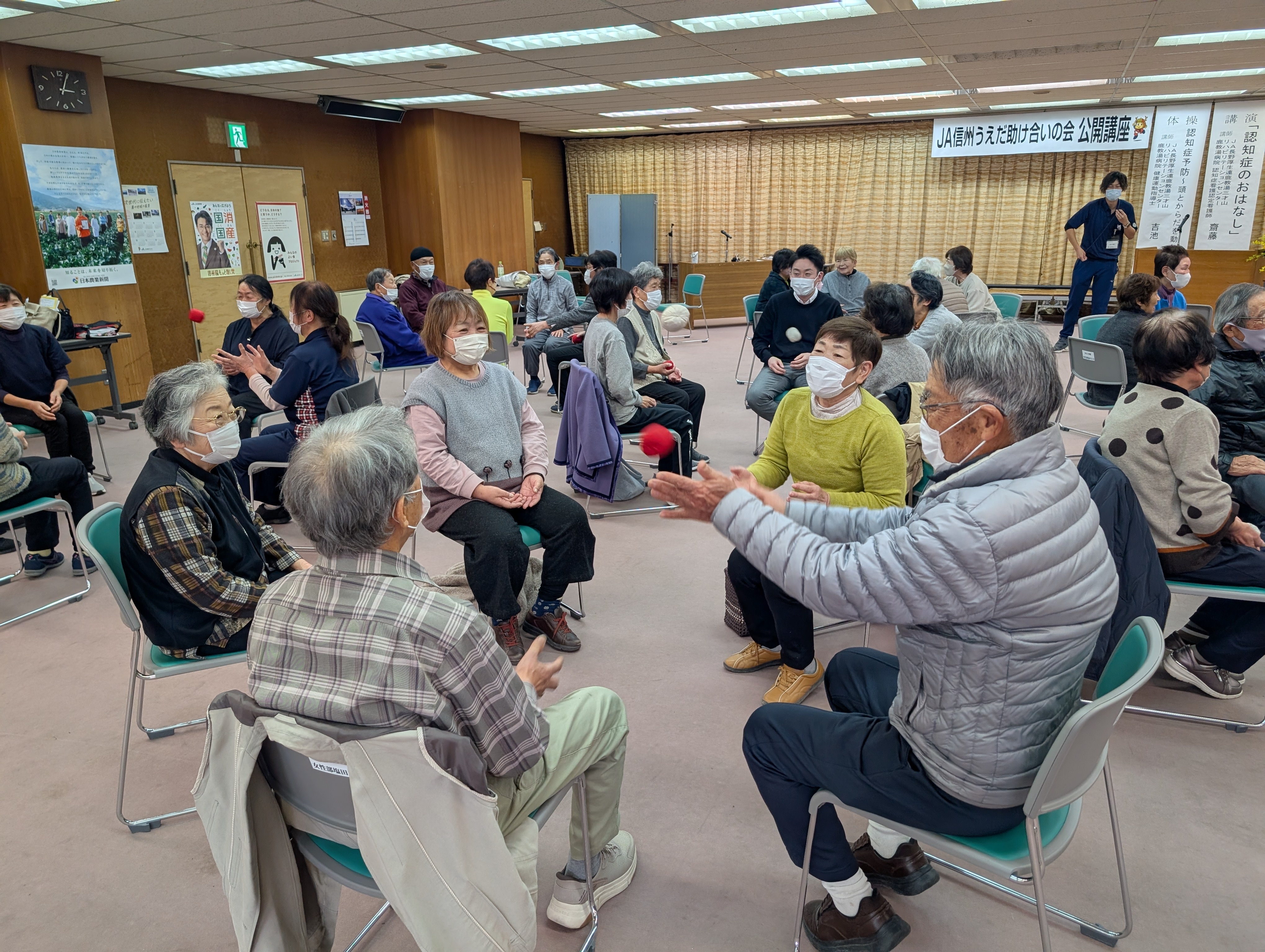 グループで「コグニサイズに挑戦する参加者