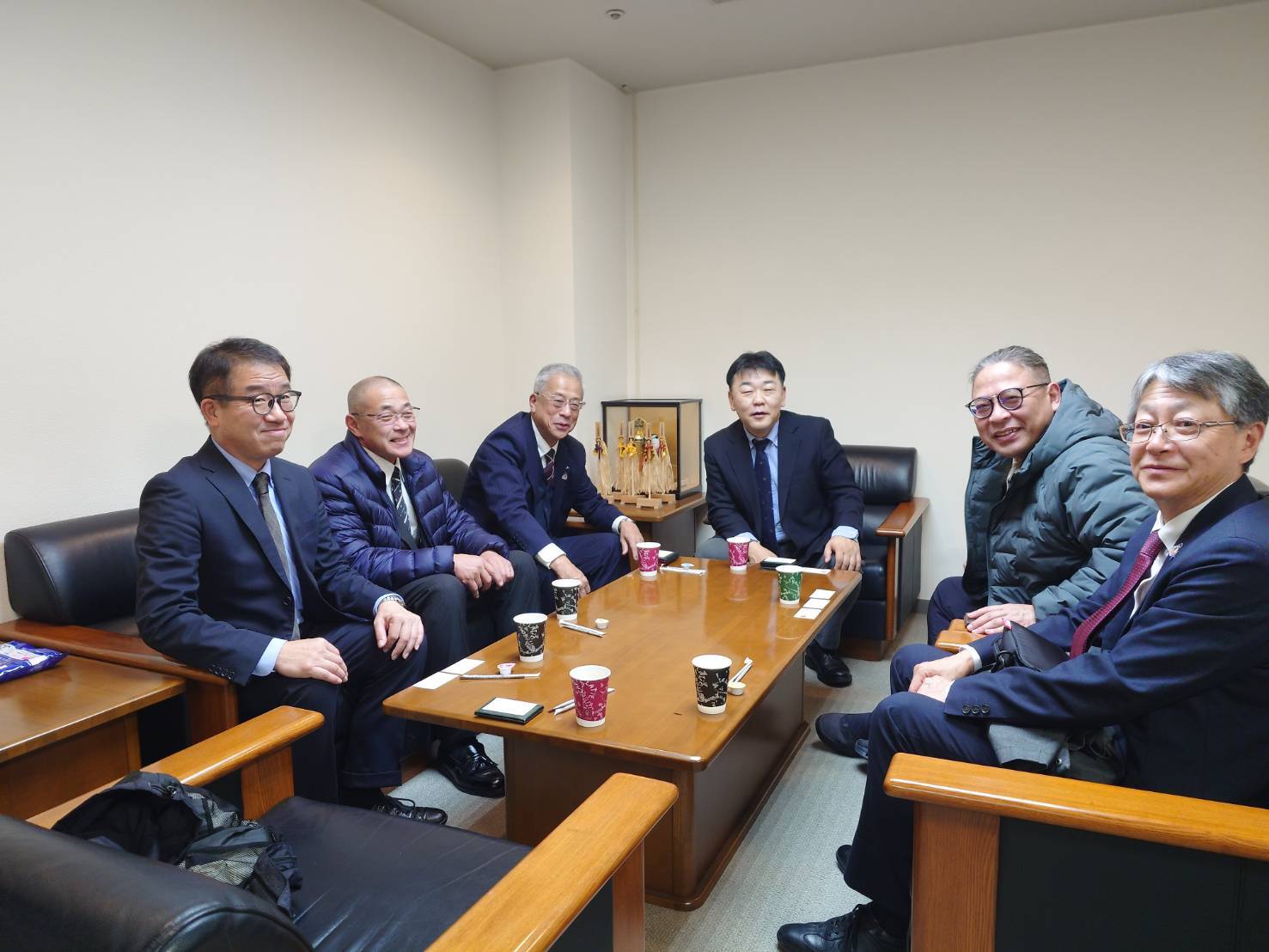 花き市場関係者と懇談する眞島組合長（左から3番目）