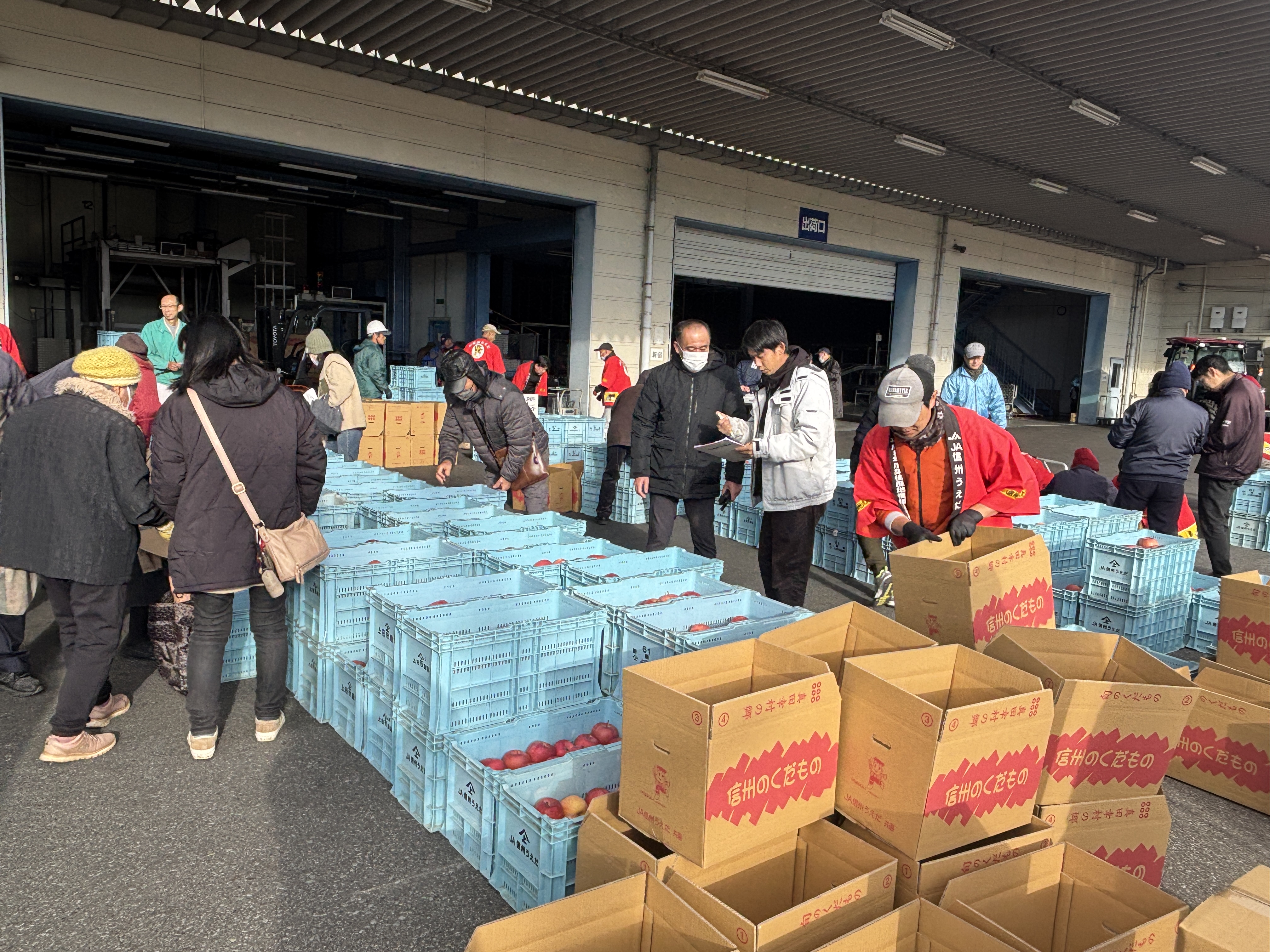 自家用リンゴを買い求める来場者