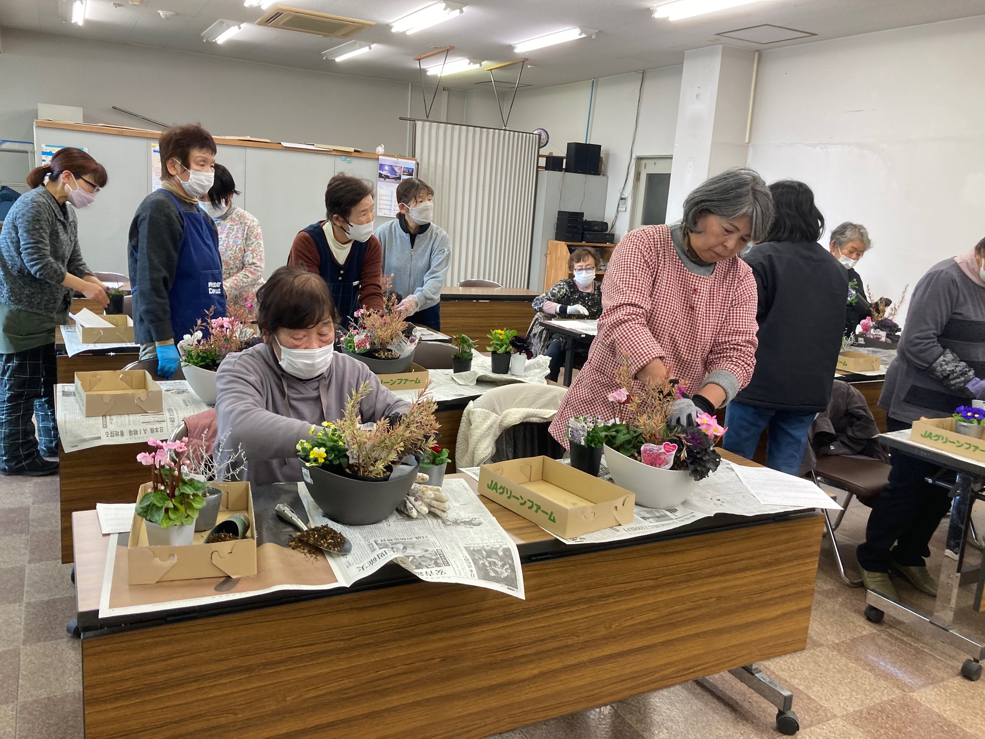 真剣な表情で寄せ植えを作る参加者