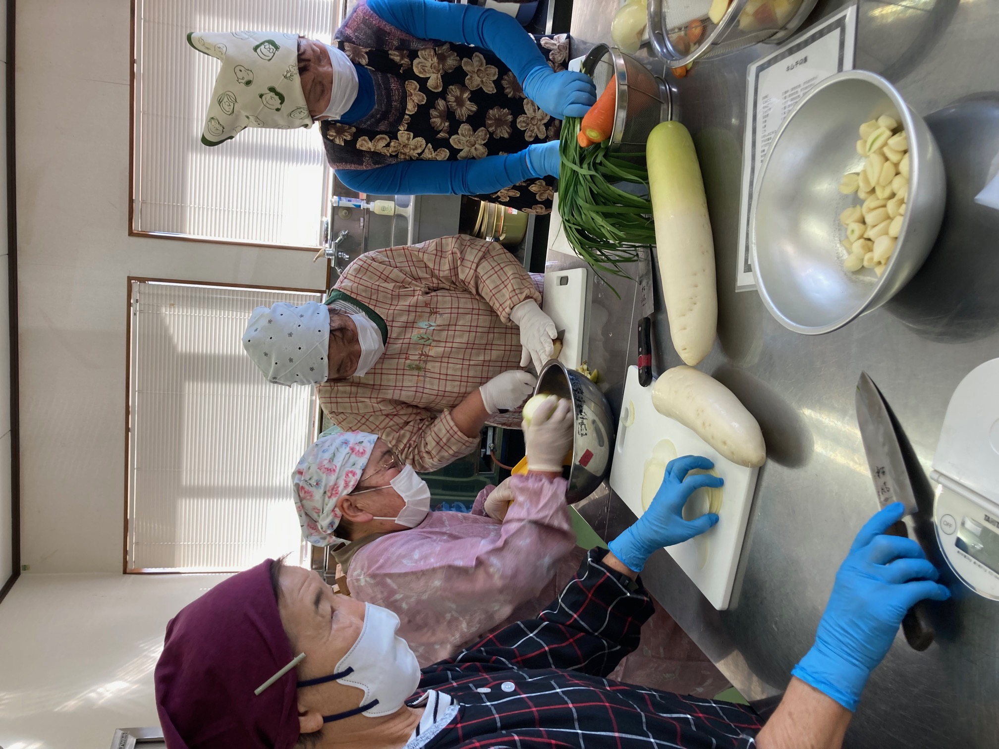 協力して作業する女性部員