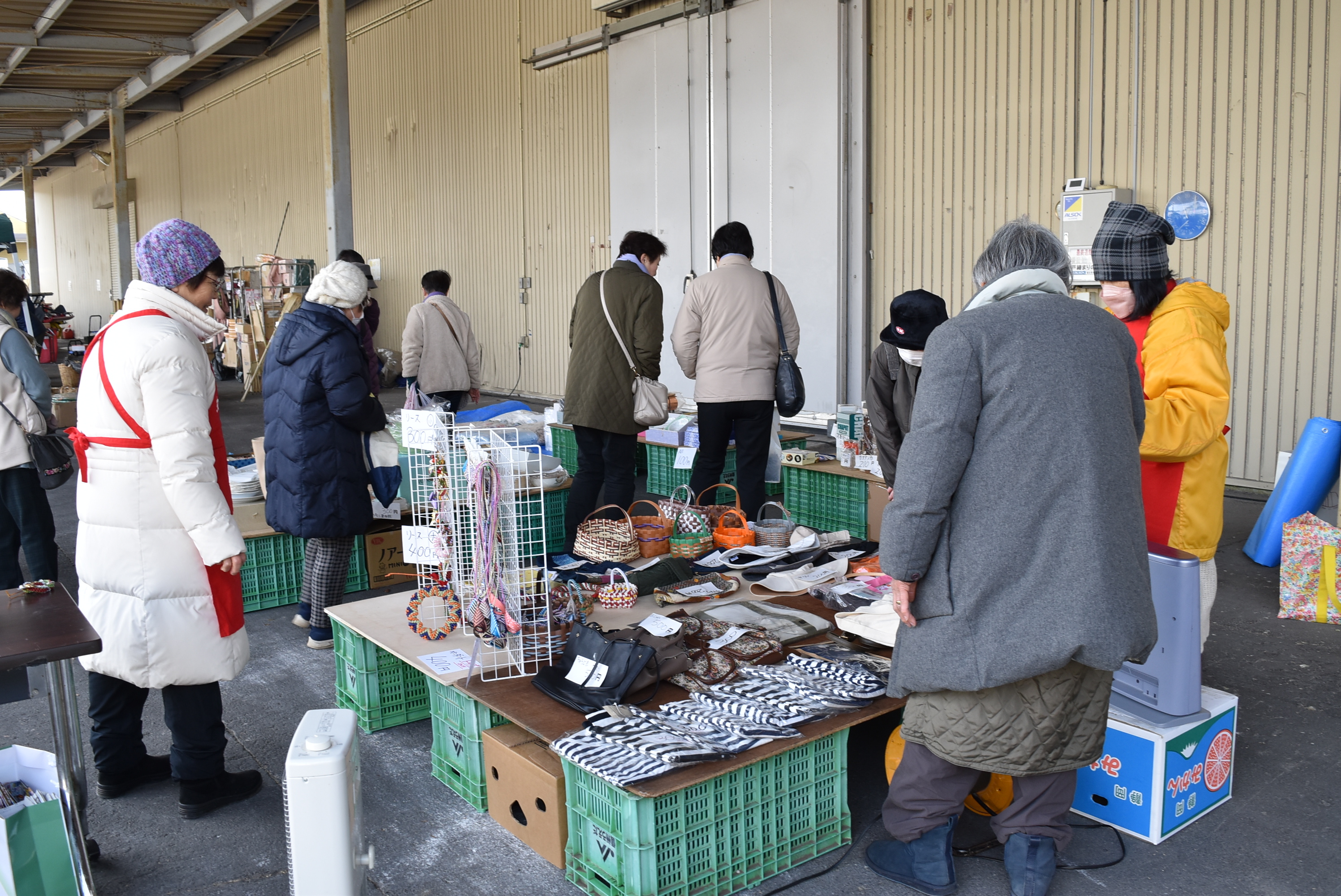 多くの来場者で賑わった遊休品市