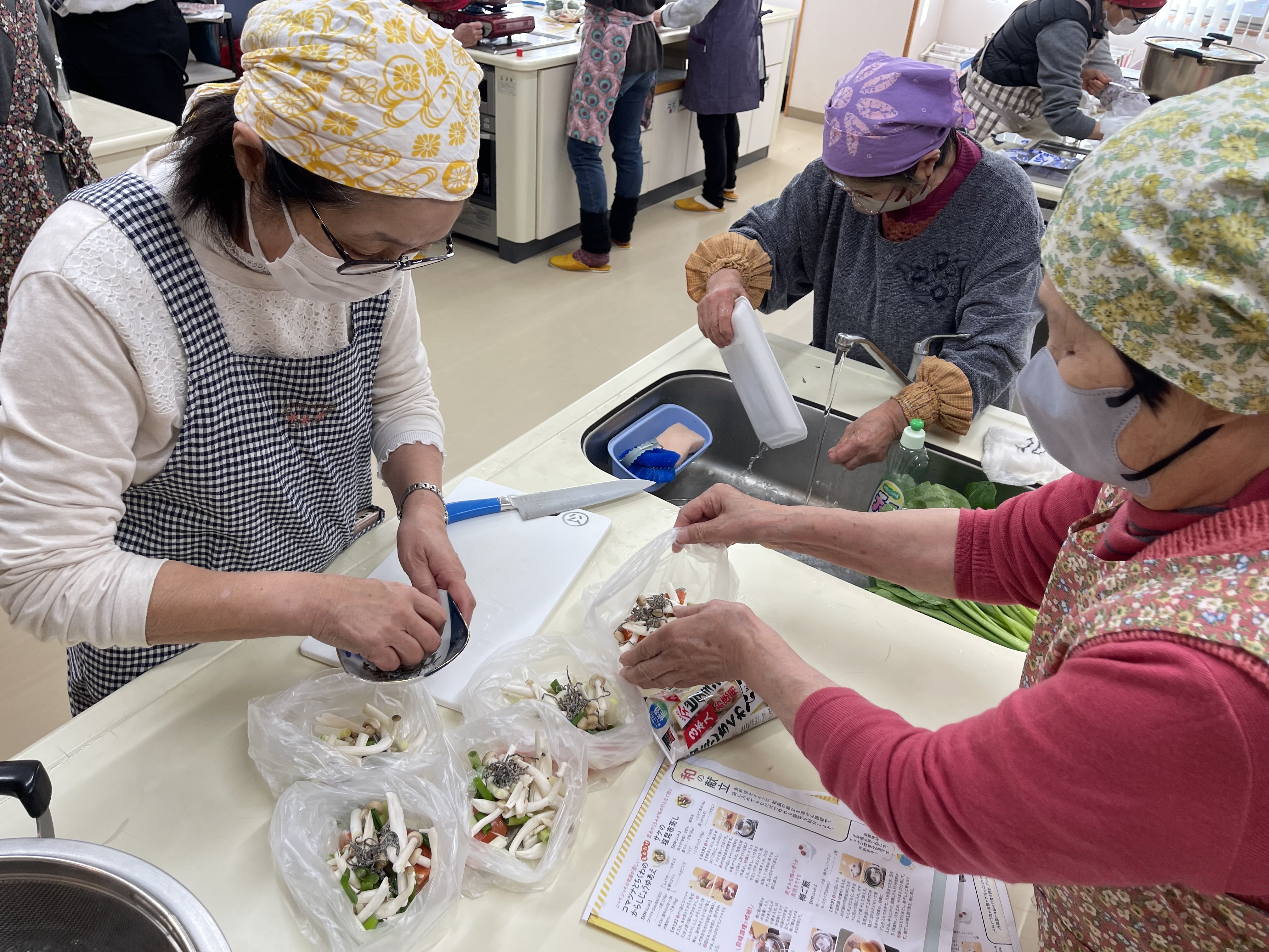 ラップクッキングに挑戦する参加者