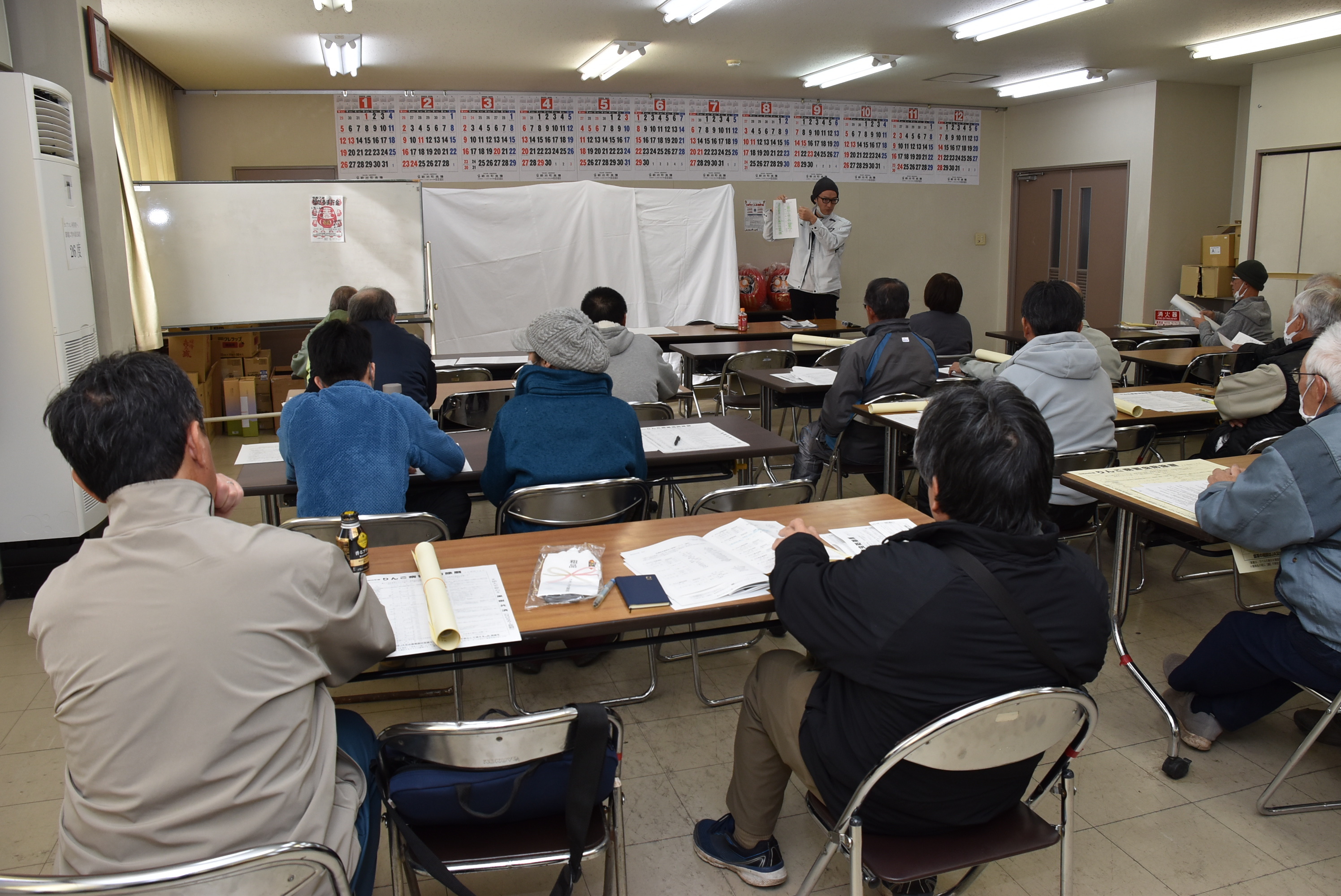 防除暦の変更点を説明する竹内営農技術員（長野県東御市で）