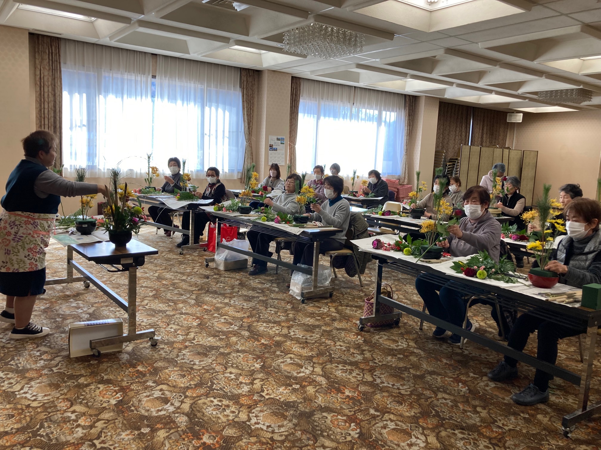 フラワーアレンジメントを楽しむ参加者