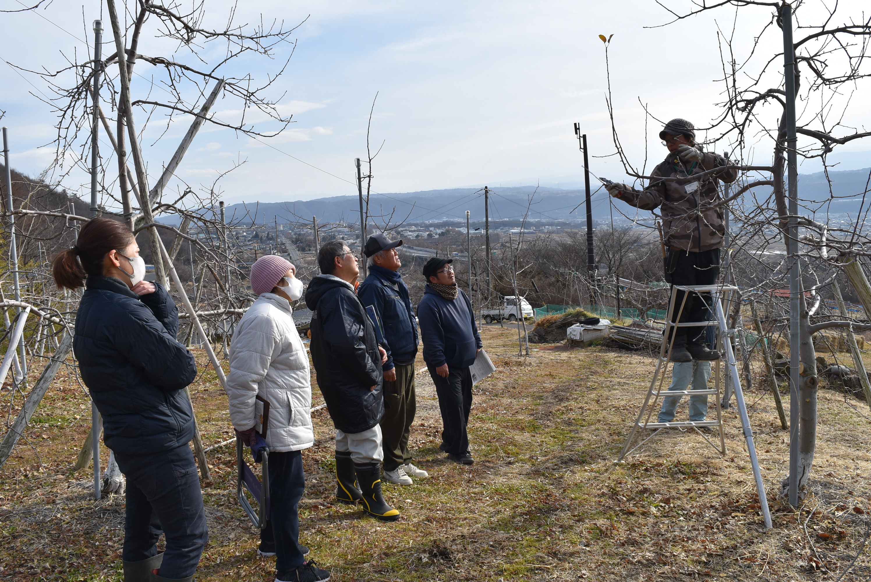熱心に説明を聞く参加者