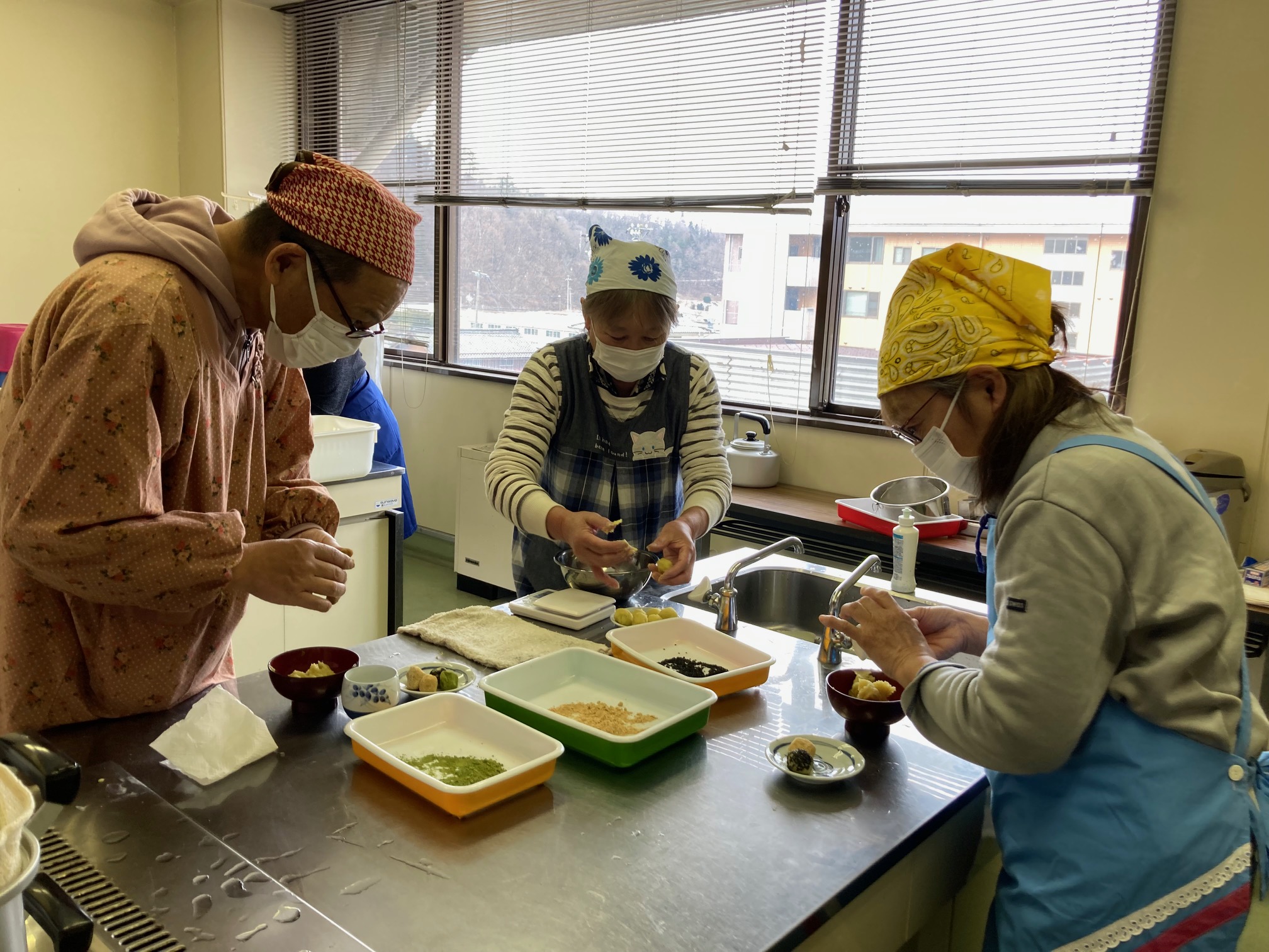 楽しく調理する参加者（長野県上田市で）