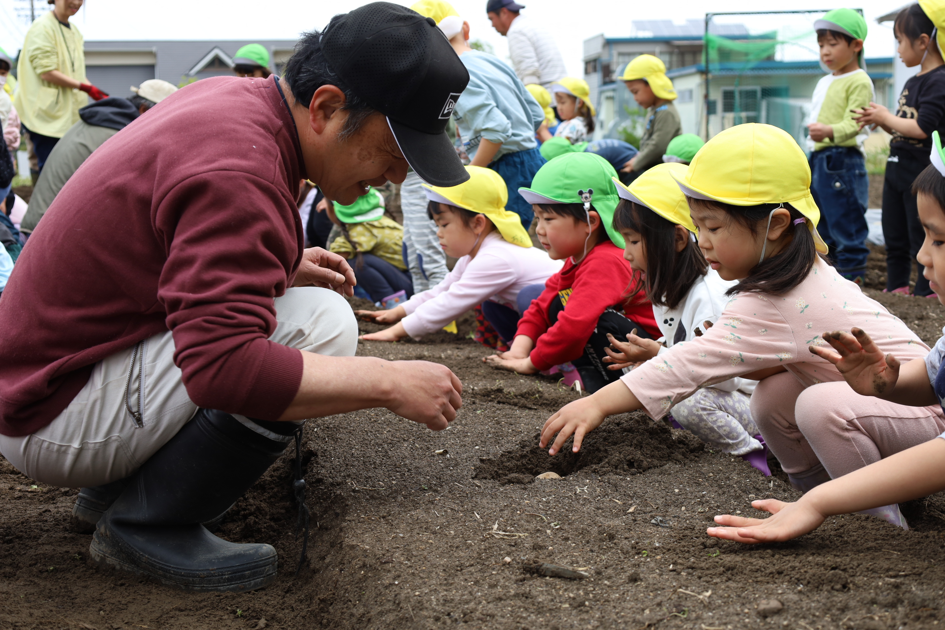 部員と一緒に作業をする園児（長野県飯田市で）