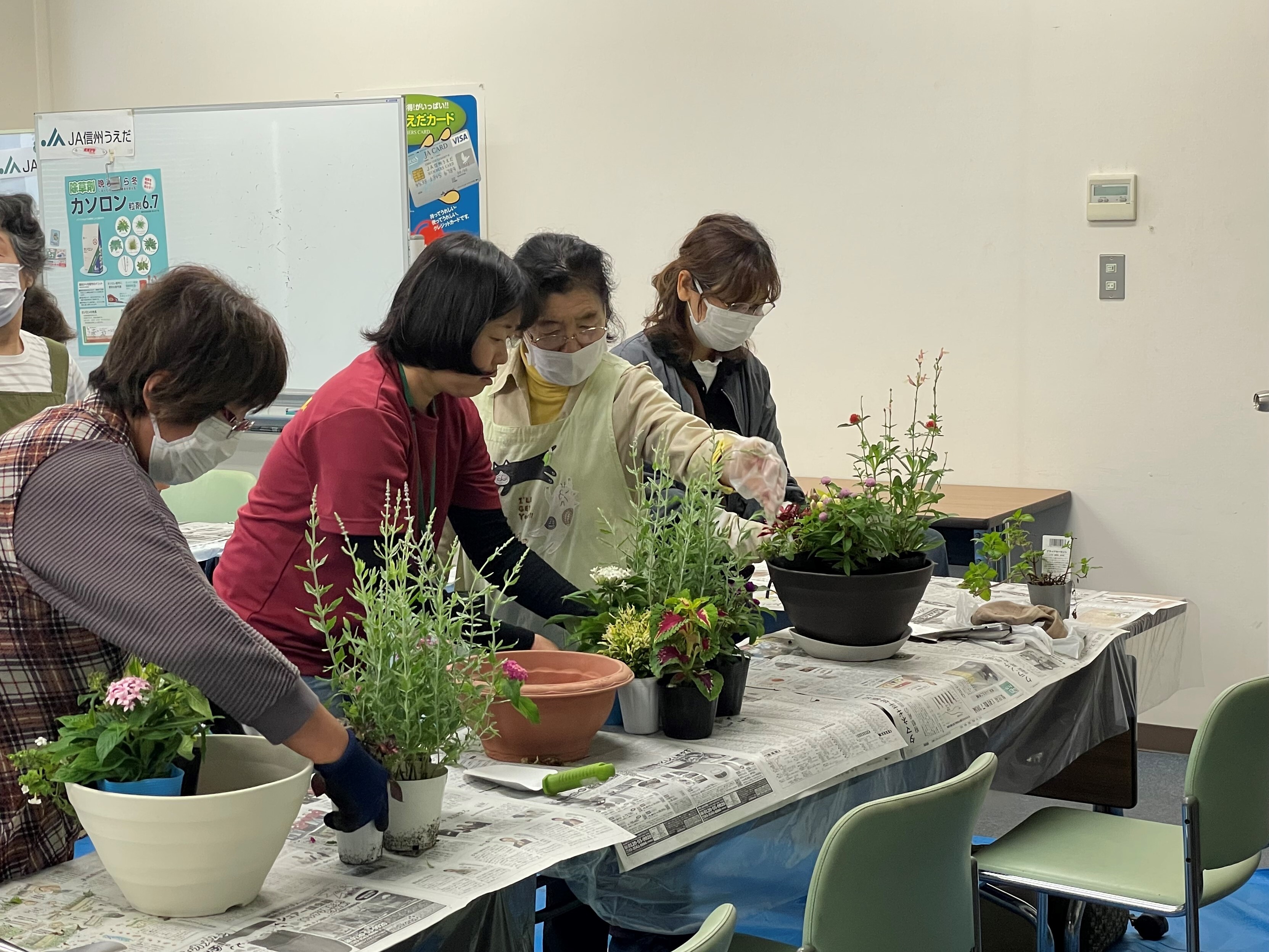 部員の要望生かした初の試み、大好評！ＪＡ信州うえだ女性部真田支会寄せ植え講習会