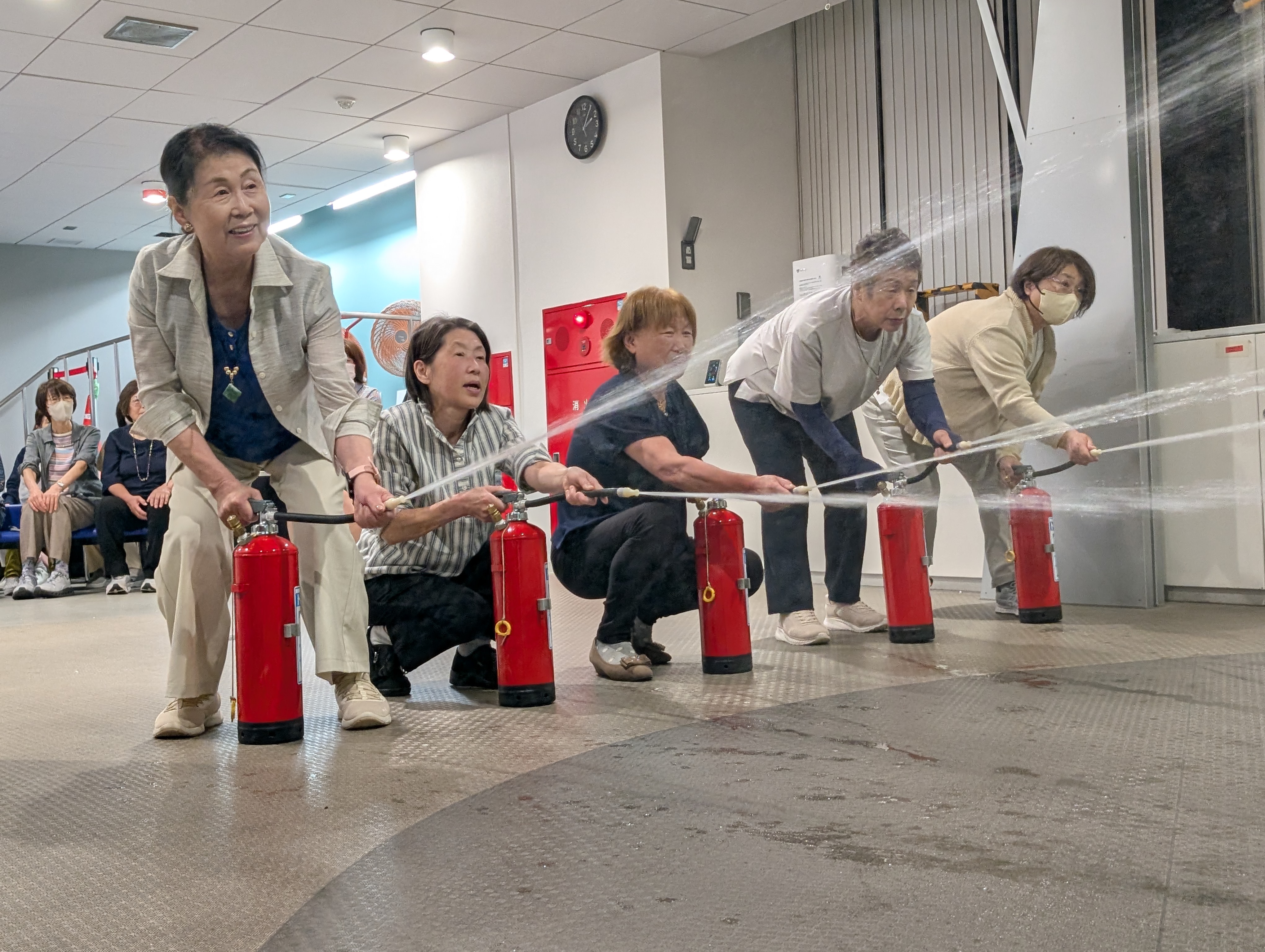 消火器の使い方を体験する参加者（東京都豊島区で）