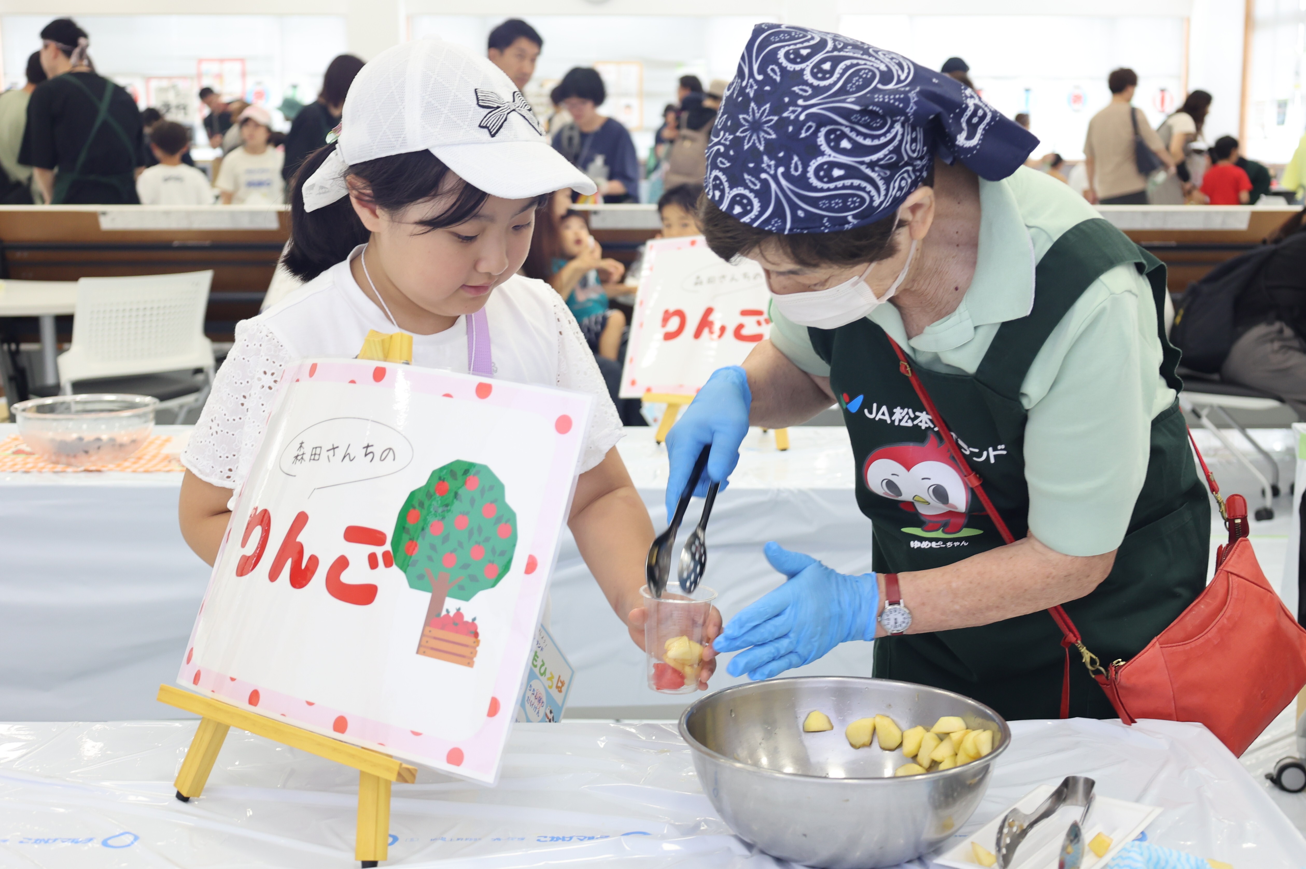 ハイランドフルーツポンチを作る参加者