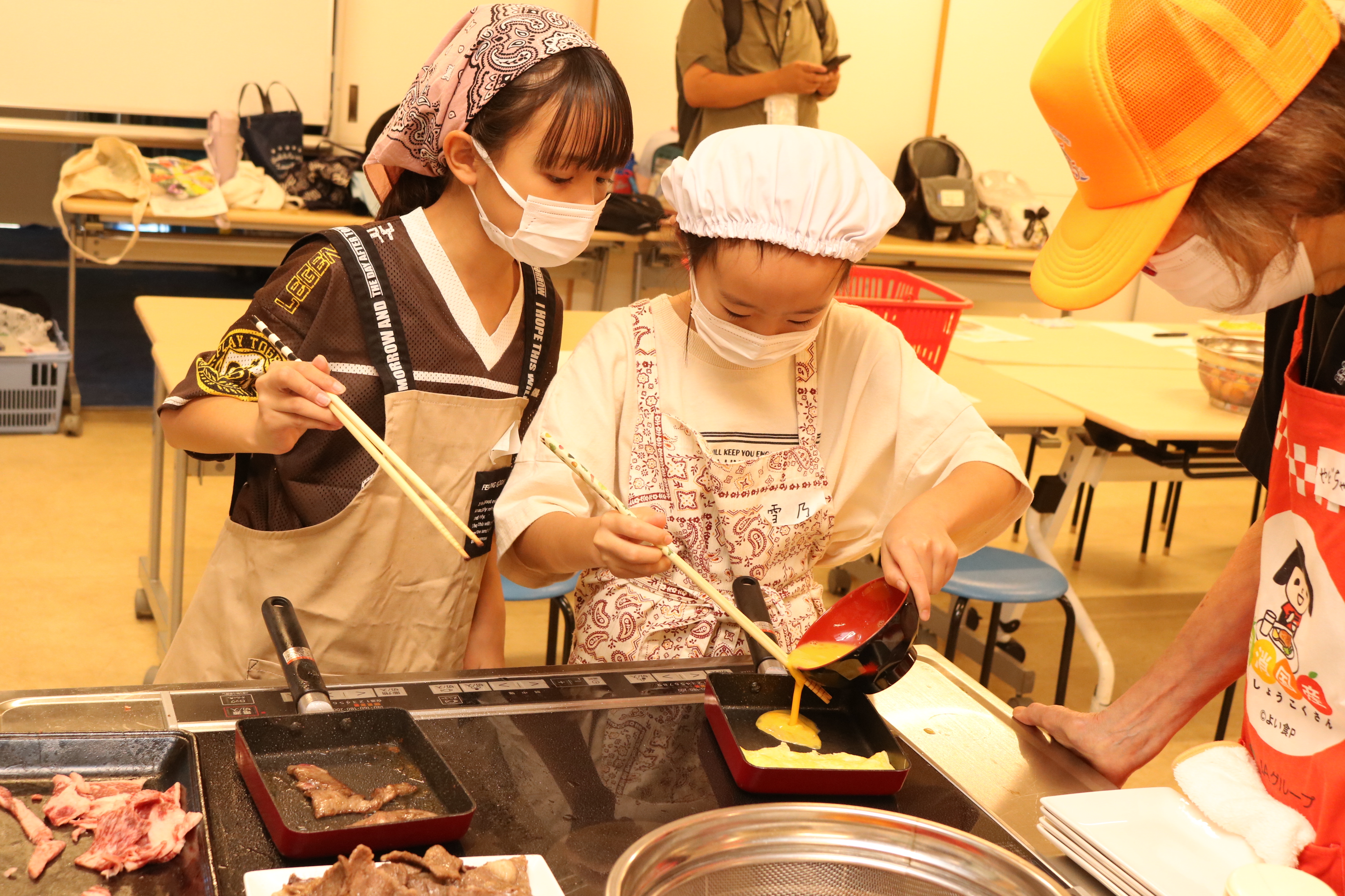お弁当をつくる子供たち（８月１８日、佐久市で）