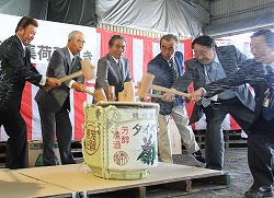 「順調な野菜生産願い集荷所開き」の画像