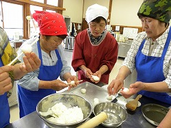 「女性部員が体験学習」の画像