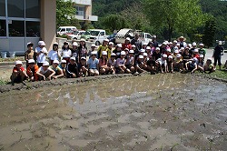 「小学生の稲作、青年部が支援」の画像