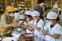 「ヨモギ団子作りに挑戦」の画像