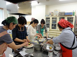 「会話楽しみ、料理を学ぶ」の画像