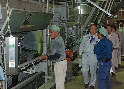 「県議会議員が、製茶工場視察」の画像