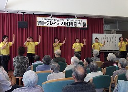 「デイ施設創立祭で、手話ダンスを披露」の画像