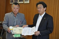 「米消費拡大へ、お粥ポット贈る」の画像