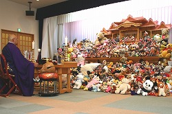 「葬祭センターで人形の供養祭」の画像