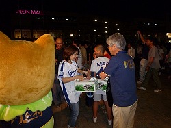 「ナイター試合でレタスPR、中日・巨人戦 観客に500個配る」の画像