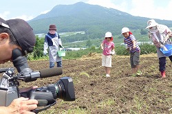 「ソバ種まき指導、テレビ局が収録」の画像