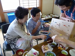 「お年寄りと交流楽しむ」の画像