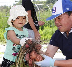 「親子で野菜収穫体験し試食も」の画像